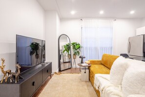 TV - Stylish Retreat Near Crescent & Sainte-Catherine (Montreal)