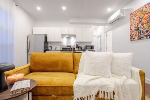 TV - Stylish Retreat Near Crescent & Sainte-Catherine (Montreal)