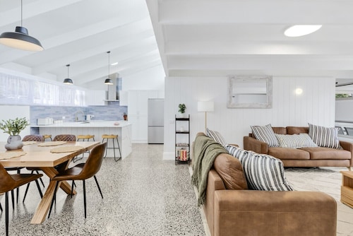 Retreat on Hitchcock; 3 bedroom, 2 bathroom, pet friendly, central Barwon Heads w Parking