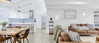 Retreat on Hitchcock; 3 bedroom, 2 bathroom, pet friendly, central Barwon Heads w Parking