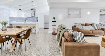 Retreat on Hitchcock; 3 bedroom, 2 bathroom, pet friendly, central Barwon Heads w Parking