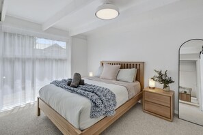 3 bedrooms, iron/ironing board, WiFi, bed sheets - Retreat on Hitchcock; 3 bedroom, 2 bathroom, pet friendly, central Barwon Heads w Parking (Barwon Heads)