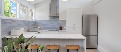 Kjøleskap, mikrobølgeovn, ovn og kokeplater