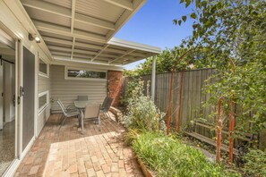 Outdoor dining - Retreat on Hitchcock; 3 bedroom, 2 bathroom, pet friendly, central Barwon Heads w Parking (Barwon Heads)