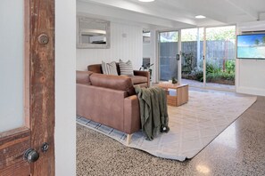 Interior - Retreat on Hitchcock; 3 bedroom, 2 bathroom, pet friendly, central Barwon Heads w Parking (Barwon Heads)