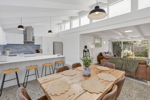 Retreat on Hitchcock; 3 bedroom, 2 bathroom, pet friendly, central Barwon Heads w Parking