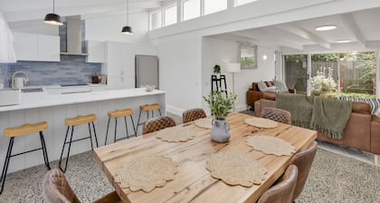 Retreat on Hitchcock; 3 bedroom, 2 bathroom, pet friendly, central Barwon Heads w Parking