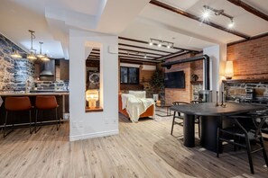 Interior - Downtown Montréal Gem | Walk Everywhere Easily (Montreal)