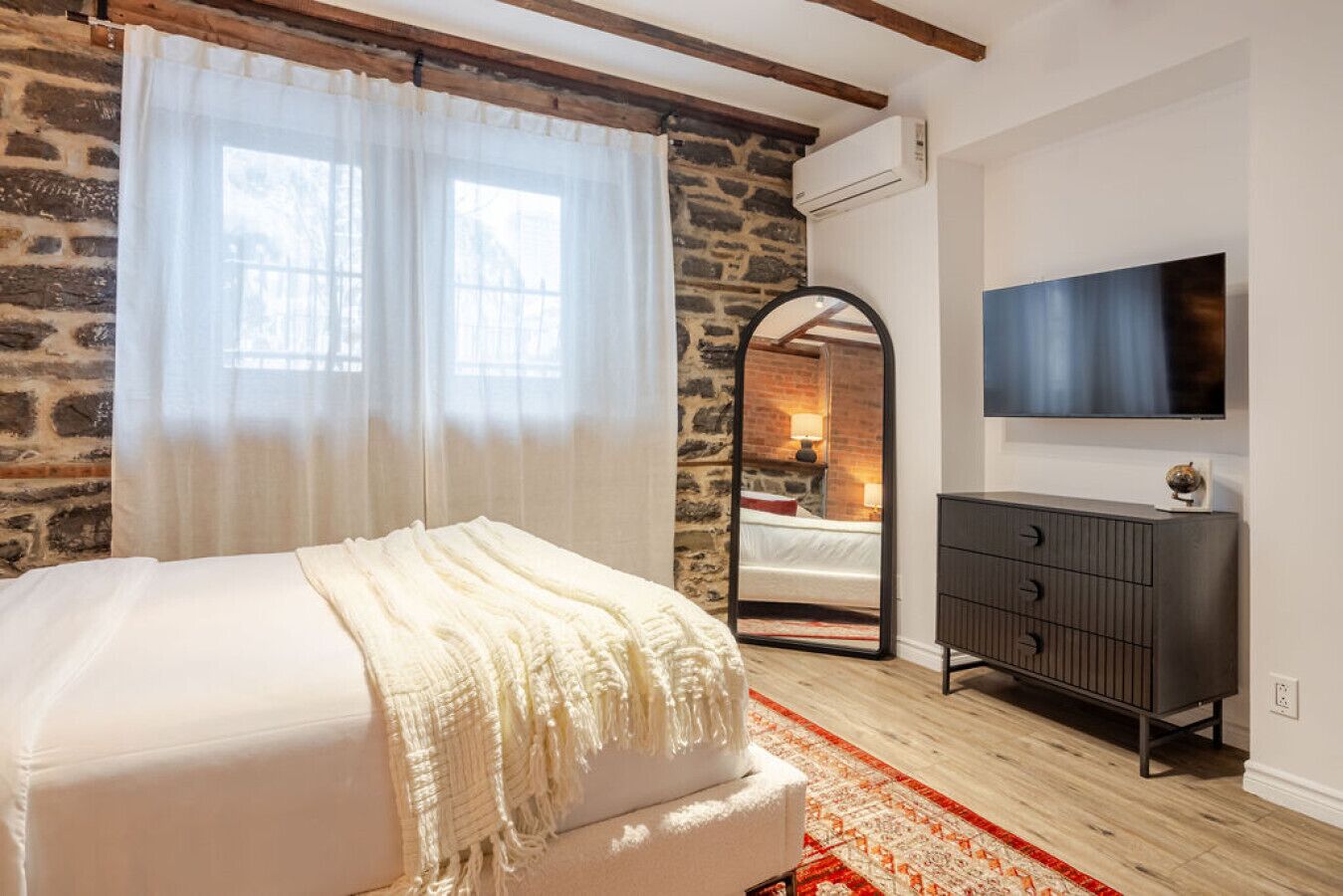 Tabla de planchar con plancha, wifi y ropa de cama 