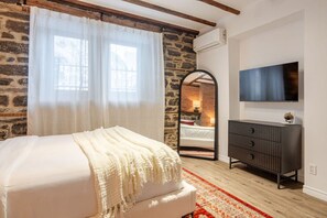 Tabla de planchar con plancha, wifi y ropa de cama 