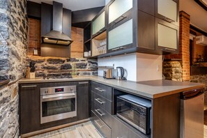 Fridge, microwave, oven, stovetop - Downtown Montréal Gem | Walk Everywhere Easily (Montreal)