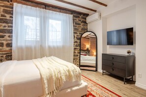 1 bedroom, iron/ironing board, WiFi, bed sheets - Downtown Montréal Gem | Walk Everywhere Easily (Montreal)