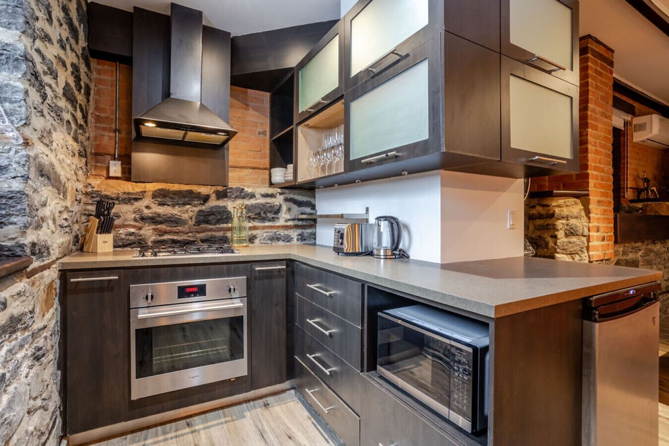 Refrigerador, microondas, horno y parrilla de estufa 