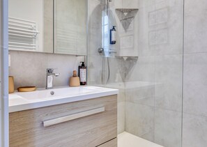 Douche, séchoir à cheveux, serviettes fournies