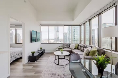 Upscale Lux Dt, King Bed, Views