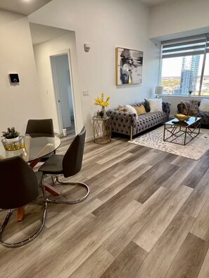 Smart TV - Luxury City Centre, King Bed, Views (Edmonton)