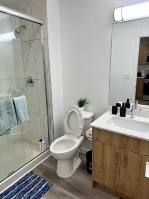 Shower, hair dryer, soap - Luxury dt suites, King Bed, Rogers View (Edmonton)