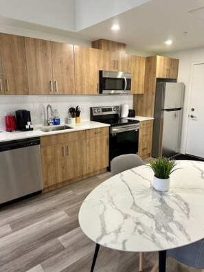 Private kitchen - Luxury dt suites, King Bed, Rogers View (Edmonton)