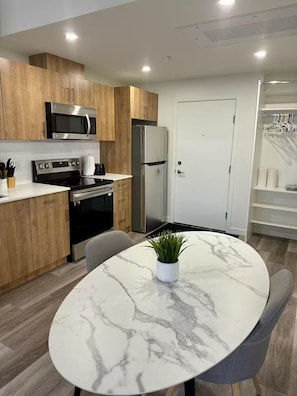 Private kitchen - Luxury dt suites, King Bed, Rogers View (Edmonton)