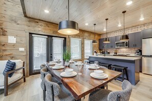 Dining - Indoor Pool, Hot Tub! 'The Smoky Luxe Retreat' (Pigeon Forge)
