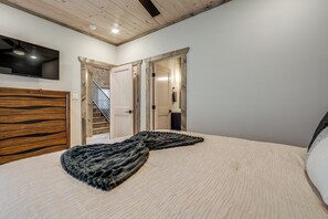3 bedrooms, desk, iron/ironing board, travel cot - Indoor Pool, Hot Tub! 'The Smoky Luxe Retreat' (Pigeon Forge)