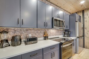 Fridge, microwave, stovetop, dishwasher - Indoor Pool, Hot Tub! 'The Smoky Luxe Retreat' (Pigeon Forge)