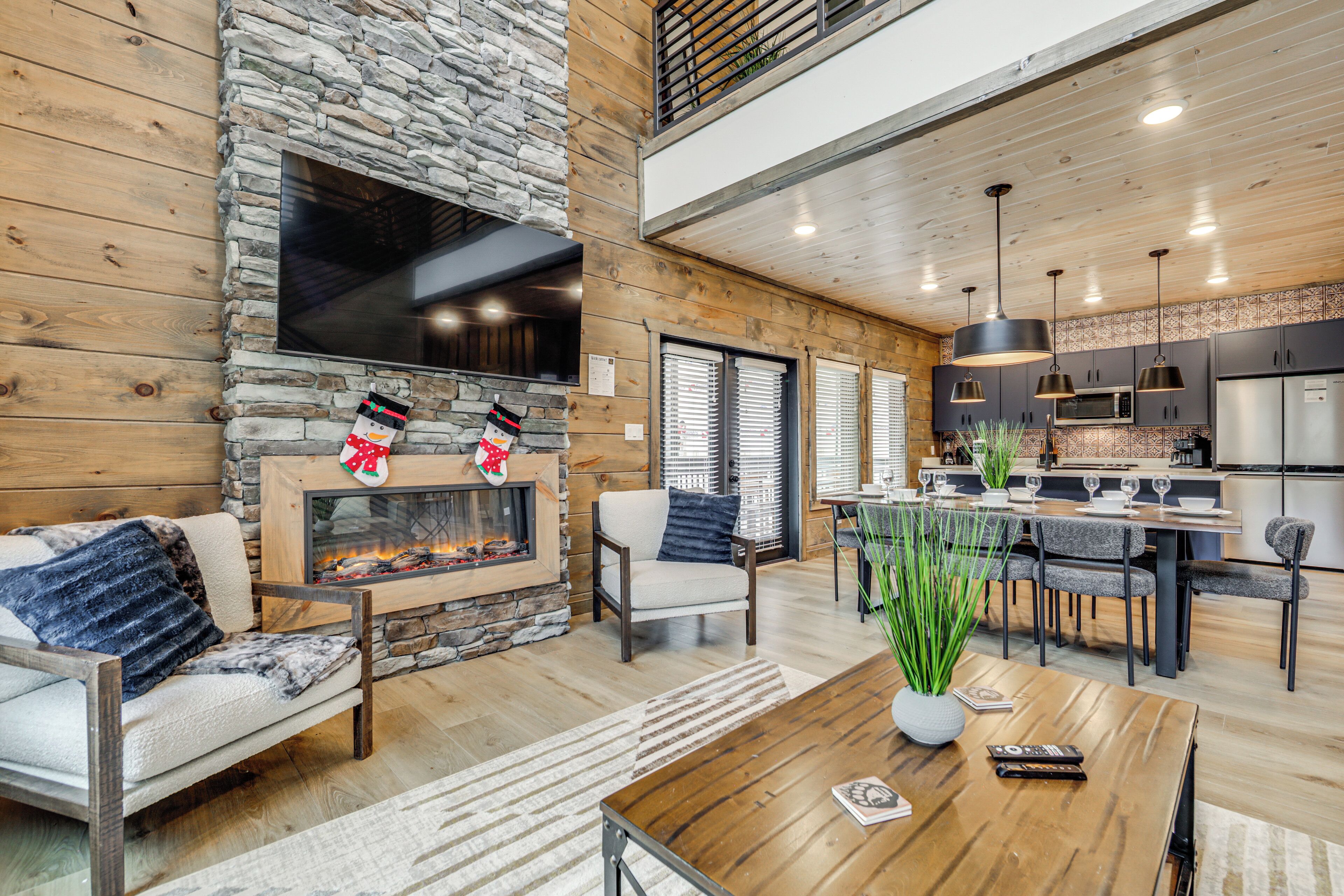 Fernseher, Kamin, Tischfußball, Bücher