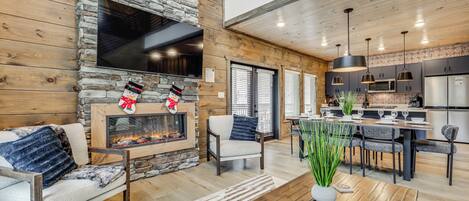 Fernseher, Kamin, Tischfußball, Bücher