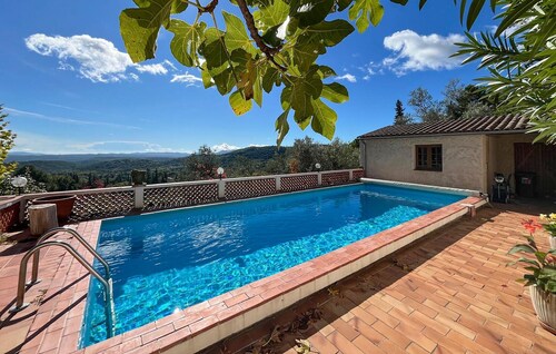 Superbe maison à Seillans avec piscine privée, utilisable à l'intérieur.