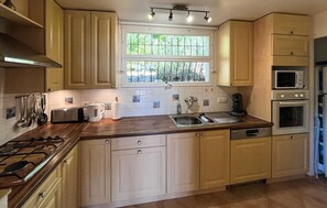 Kylskåp, ugn, spishäll och diskmaskin