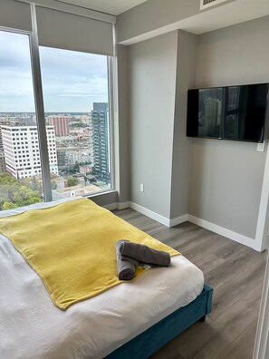 2 عدّة غرف نوم ومكواة/لوح كي وواي فاي وملاءات أسرّة