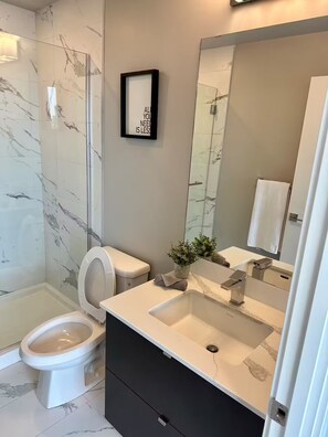 Shower, hair dryer, soap - Luxurious View, king bed, Near Rogers (Edmonton)