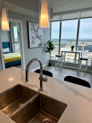 2 bedrooms, iron/ironing board, WiFi, bed sheets - Luxurious View, king bed, Near Rogers (Edmonton)