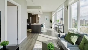 Eine moderne Wohnung mit Küche, Essbereich und Wohnzimmer.