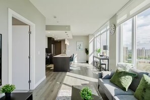 Smart TV - Luxury 2bed 2Bath, King bed, Dt Views (Edmonton)