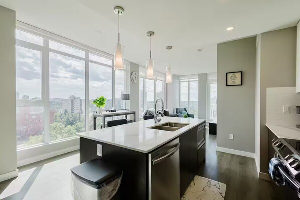 Interior - Luxury 2bed 2Bath, King bed, Dt Views (Edmonton)