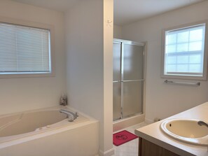 Hair dryer, towels, soap, shampoo - Spacious 5 Bedroom Dover House (Dover)