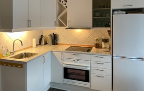 ثلاجة، فرن، موقد طهي مسطح، ماكينة لصنع القهوة/الشاي