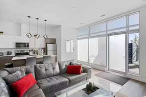 Smart TV - Luxury 2BR, 10ft ceiling, 5 mins from Dt (Edmonton)