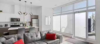 Luxury 2BR, 10ft ceiling, 5 mins from Dt