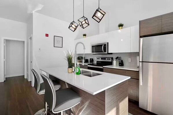 Private kitchen - Luxury 2BR, 10ft ceiling, 5 mins from Dt (Edmonton)
