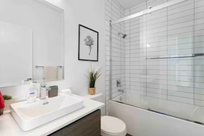 Shower, hair dryer, towels, soap - Luxury 2BR, 10ft ceiling, 5 mins from Dt (Edmonton)