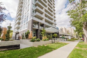 Exterior - Luxury 2BR, 10ft ceiling, 5 mins from Dt (Edmonton)