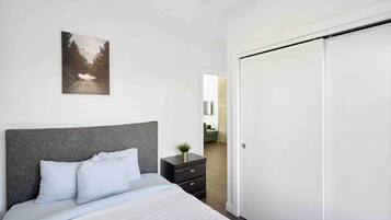 2 bedrooms, iron/ironing board, WiFi