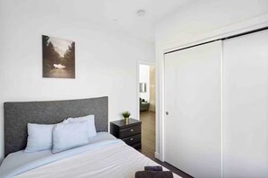 2 bedrooms, iron/ironing board, WiFi, wheelchair access - Luxury 2BR, 10ft ceiling, 5 mins from Dt (Edmonton)