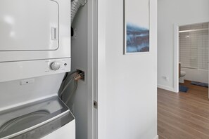 Shower, hair dryer, towels, soap - Luxury 2BR, 10ft ceiling, 5 mins from Dt (Edmonton)