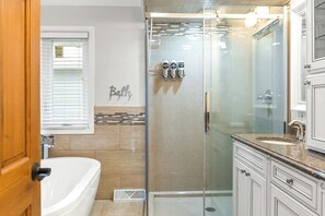 Shower, towels - 2 Private Beaches •Hot Tubs •Pet Friendly 24 guests (Twin Lake)