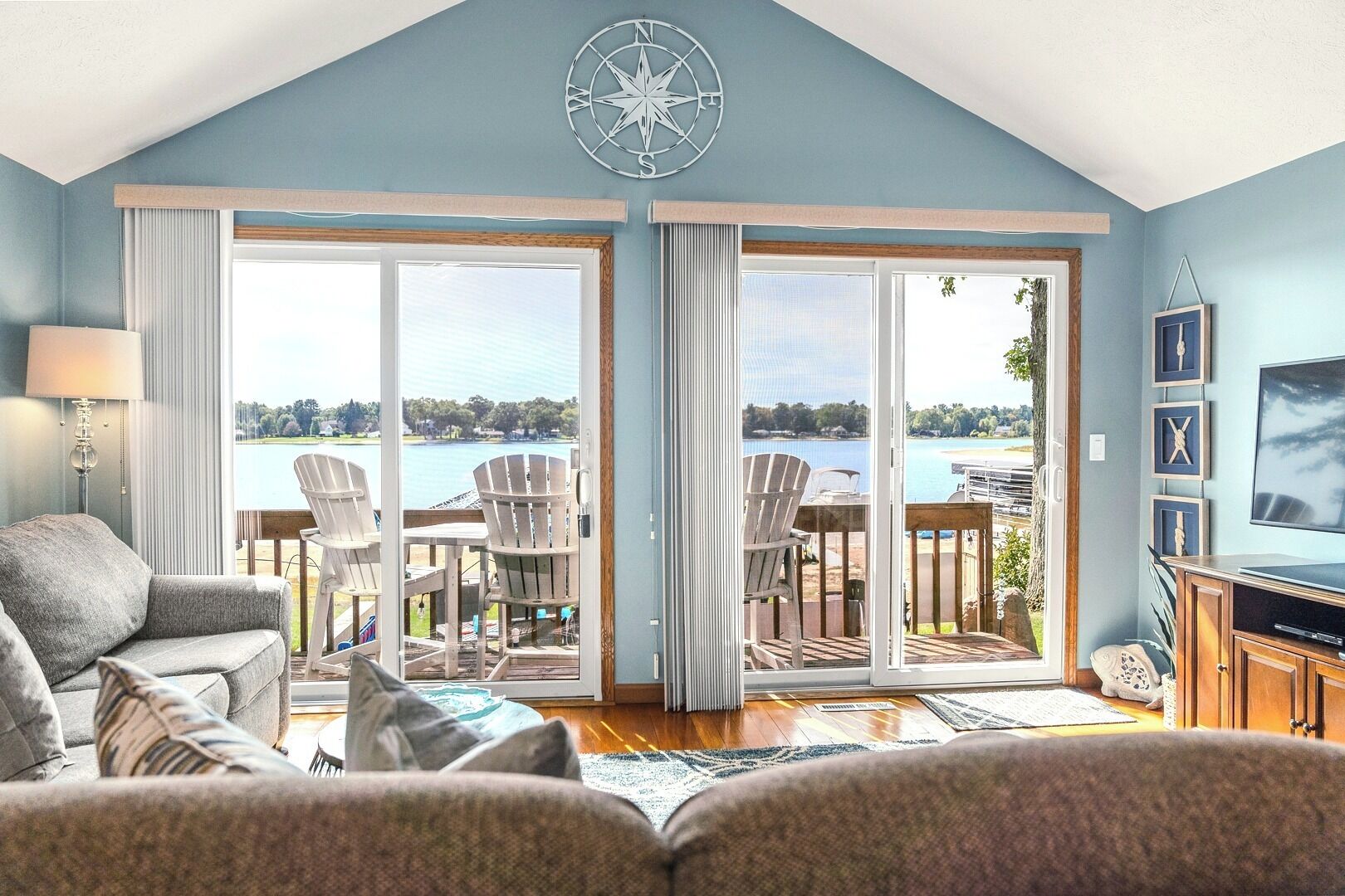 Smart TV, chimenea, videojuegos y reproductor de DVD 