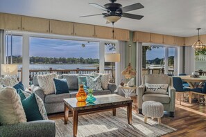Smart TV, fireplace, video games, DVD player - 2 Private Beaches •Hot Tubs •Pet Friendly 24 guests (Twin Lake)