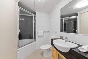 Shower, hair dryer, towels - Central Apartment with Underground Parking (Braddon)